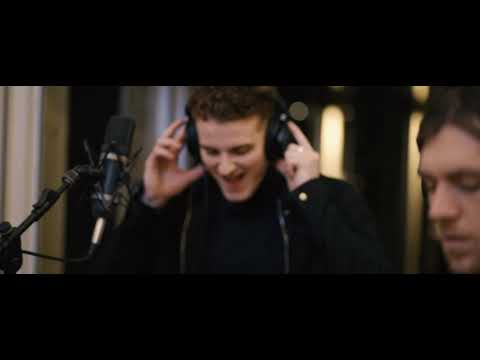 Something For The Weekend Perform a Medley of 90s and 00s Classics