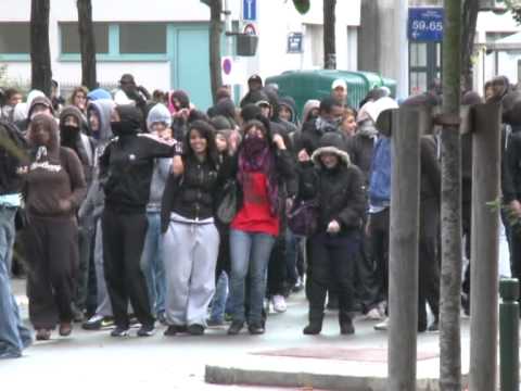 Youths clash with police near Paris