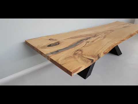 Stół dębowy typu monolit.