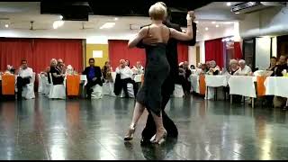 Paola Tacchetti y Roberto Zuccarino. Bailan "Gente Amiga" por O. Pugliese orquesta. 2/4