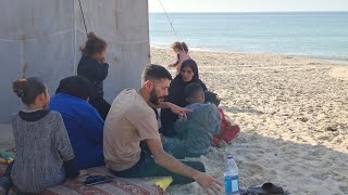 قبل العاصفة حاول أطفالنا الفرح بيوم مشمس على شاطئ غزة نصور خيمتنا كل يوم لحظات الدفء الأخيرة قبل برد