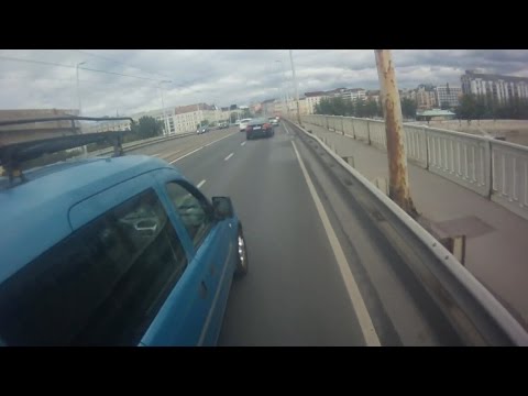 Béna, centizős sofőrök a Petőfi hídon...