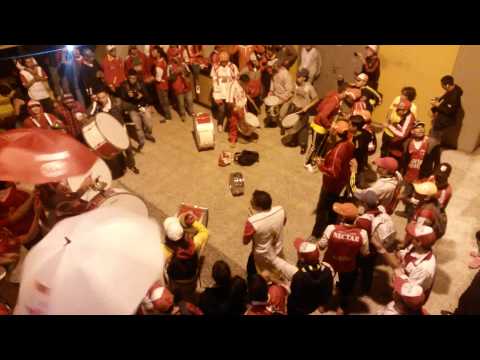 "Queremos la copa" Barra: La Guardia Albi Roja Sur &bull; Club: Independiente Santa Fe