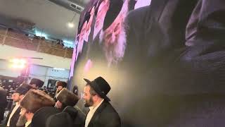 🎶השירה שבקעה מהמקלט מול גזירות יועהמשי"ת ואירן: האלפים בראשם המנהיג הרב לנדו בשירת עוצו עצה ותופר