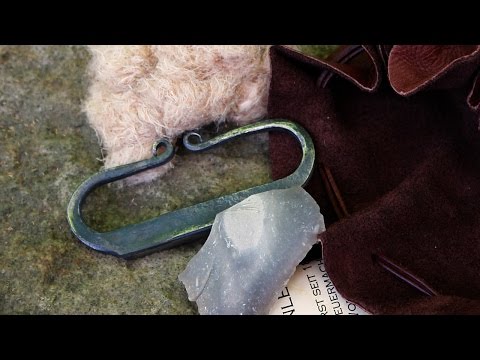 Feuerschlagen mit Feuerstein und Stahl / Striking fire with flint and steel