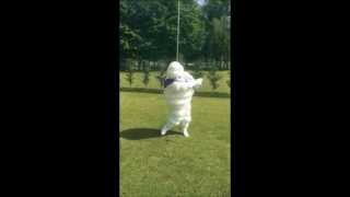 preview picture of video 'Omino Michelin gioca a Golf'