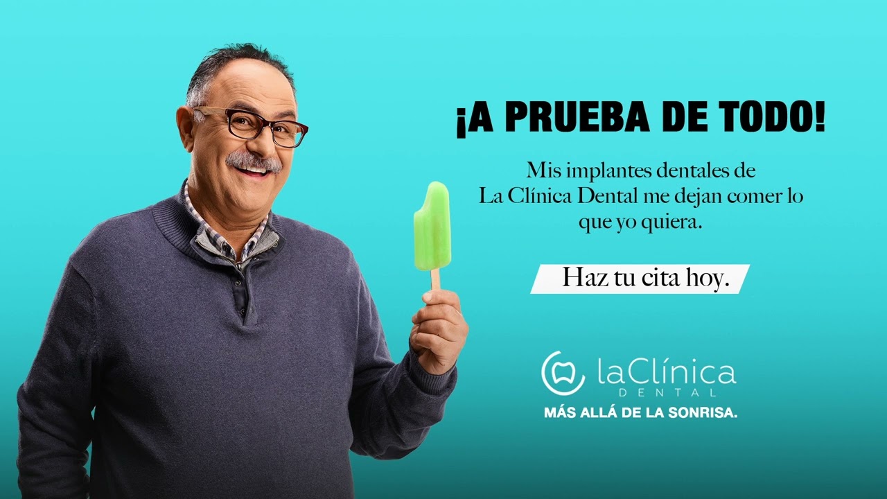 Hombre sonriendo con helado verde, promocionando implantes dentales de La Clínica Dental, resaltando la capacidad de comer sin restricciones.