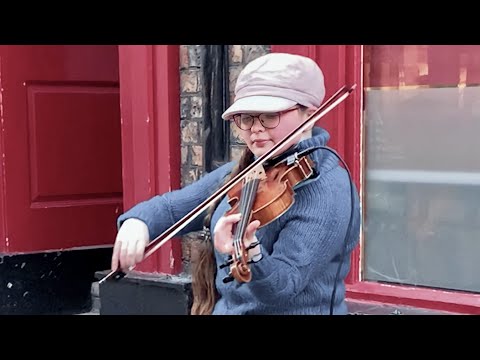 Mi Gente - J Balvin, and Willy William - Holly May Violin Cover (Busking)