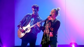 Miley Cyrus &amp; Mark Ronson Perform &#39;Nothing Breaks Like a Heart&#39;