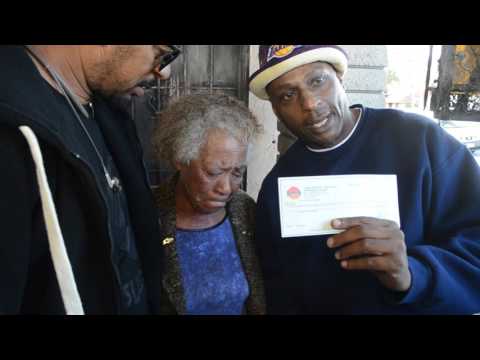 Presenting Ricky Harris mother with The Long Beach Laugh Factory check!!!