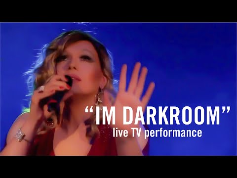 Cassy Carrington - Im Darkroom (TV Performance)