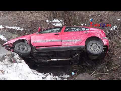 Mașină răsturnată pe marginea drumului național DN57B