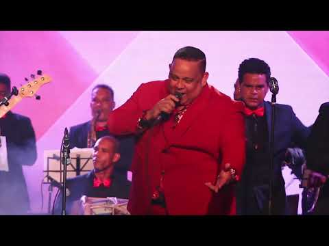 Aquí Pero Allá EN VIVO - Peña Suazo y La Banda Gorda