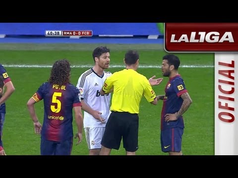 Rifi rafe entre Álvaro Arbeloa, Dani Alves y Xabi Alonso