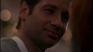 Baiser de Mulder et Scully pour f�ter le passage � l'An 2000 (VO)