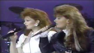 The Judds (Wynonna Judd &amp; Naomi Judd) sing Young Love &amp; River of Time (1989)