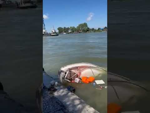 O macara plutitoare scufunda 5 barci, la Sulina