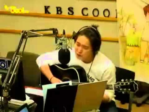 Sungmin singing while playing his guitar on Sukira 20121120  He is really AWESOME