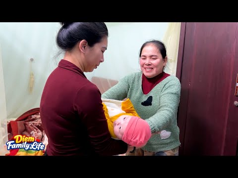 Diem and Quynh with mom, lit incense to commemorate grandmother