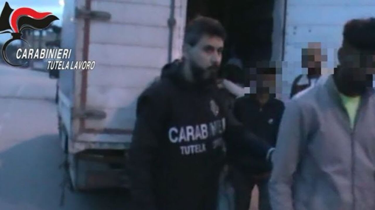 Meno di 3 euro l'ora per 14 ore di lavoro, arresti per caporalato nell'Aversano