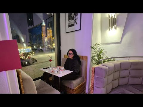 W sukiennicach nie wszystko nam się podobało i znajdujemy super stolik z widokiem - Rynek w Krakowie