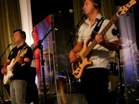 Banda Discipulus tocando a música "Aclamemos" no Programa Louvemos o Senhor TV Século 21