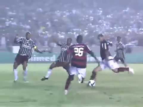 Um belo gol do Imperador contra do Flumenense em 2009, cortando o marcador e chutando fort...