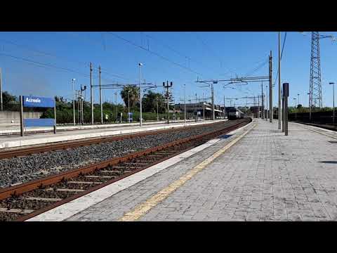 E656.030 ICN 35717 Roma Termini - Siracusa in partenza dalla Stazione di Acireale .