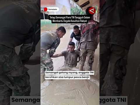 Semangat Gotong Royong! Anggota TNI bersihkan sisa lumpur pasca banjir