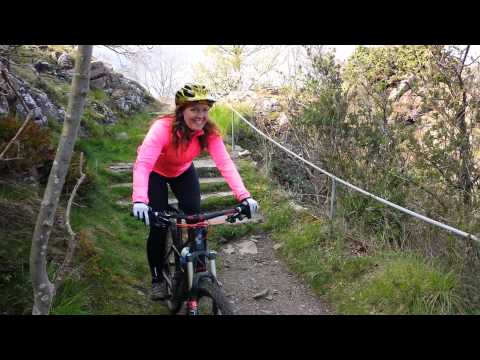 Mette kører lige en trappe på sin nye fully :-)