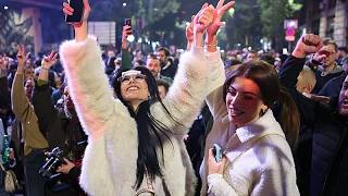 Serbia: multitudes celebran en Belgrado tras admitir Vučić su derrota