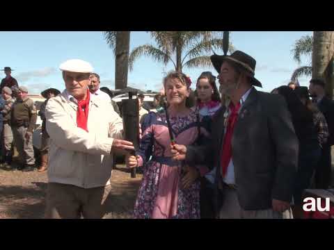 Cavalarianos do CTG Galpão Grioulo de Aratiba recebem centelha da chama Crioula em Erebango
