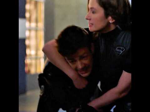 she puts him in a headlock #theflash #arrow #supergirl #barryallen #oliverqueen #shorts #funnyshorts