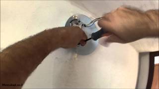 התקנת גוף תאורה בשירותים