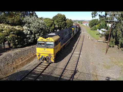 NR26 & 9323 on empty steel train thru Wagga (11/11/21)
