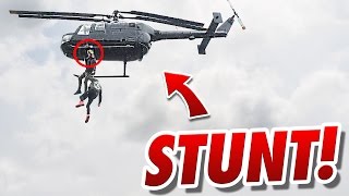 Mit 1 Hand am Hubschrauber!