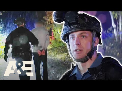 Officers Chase a Man Wanted with Multiple Warrants Through the Woods | Alaska State Troopers | A&E