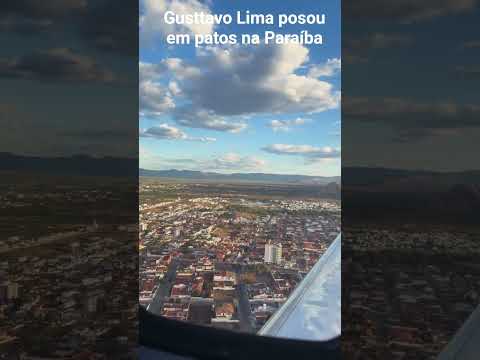 Gusttavo Lima posando em patos na Paraíba