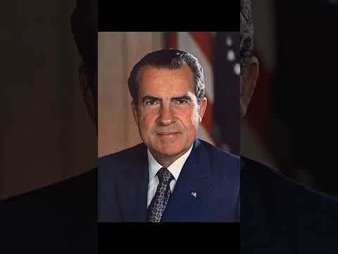 国際文化学科 リチャード・ニクソン　アメリカの政治家　第37代大統領　デューク大学　国内経済が高い失業率・インフレ・不況とドルの信認低下の状況の中で突然ドルと金の交換停止・輸入課徴金制導入・物価賃金凍結　