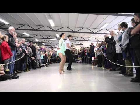 Claudia Rex og Johannes Nymark danser hos bilforhander Terminalen i Ringe