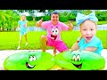 Nastya e sua amiga brincam ao ar livre c Nastya e sua amiga brincam ao ar livre c