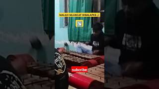 Download lagu PUKUL SARON SAMPAI LEPAS LAGI LUR, DETIK LATIHAN GAMELAN NJALUK TEGARKE #shorts#jathilan#saron mp3