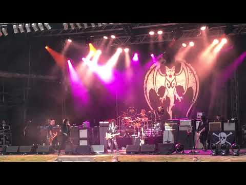 Hollywood Vampires - I got a line on you live 2018