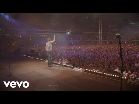 Videoclip de Mujer De Las Mil Batallas (En Directo En El Estadio Olímpico De La Cartuja De Sevilla / 2016) — Manuel Carrasco