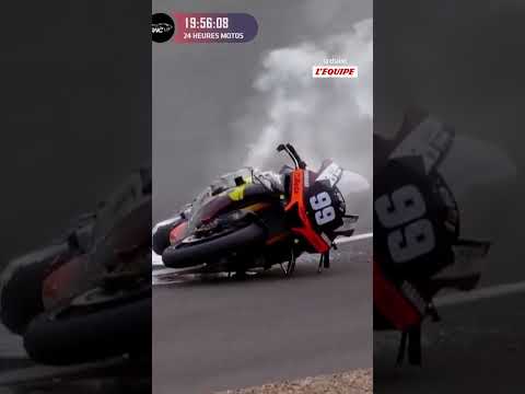 😮 Terrible image : la Yamaha n°99 prend feu après une casse moteur ! #shorts