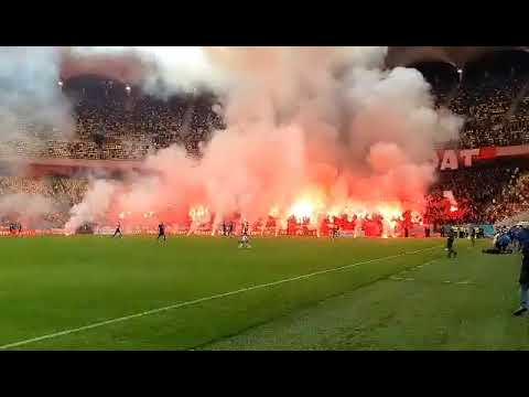Fanii aruncă în teren cu torțe înainte de Dinamo - CSA Steaua