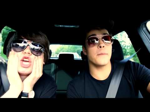 Rezigiusz i Multi śpiewają w samochodzie