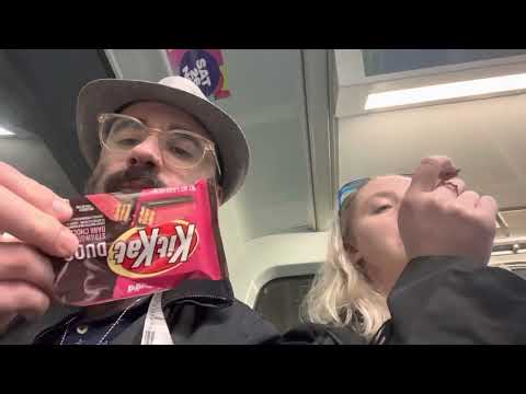 Kitkat Duo strawberry and dark chocolate review - American treat