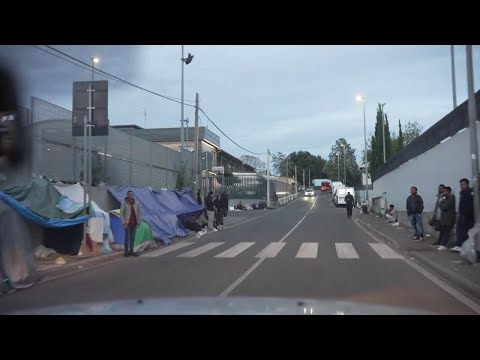 ROMA, in coda da giorni all'Ufficio immigrazione: "Dormiamo in strada senza bagno né cibo"