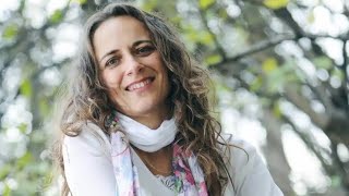 AEQ podkast #79 - Prva menstruacija kot prehod v stik z žensko močjo (Vesna Juvan)